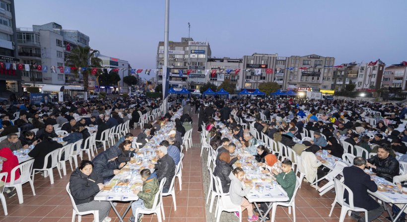 İZMİR BÜYÜKŞEHİR BELEDİYESİ TARAFINDAN ALİAĞA DEMOKRASİ MEYDANI'NDA İFTAR PROGRAMI DÜZENLENDİ.